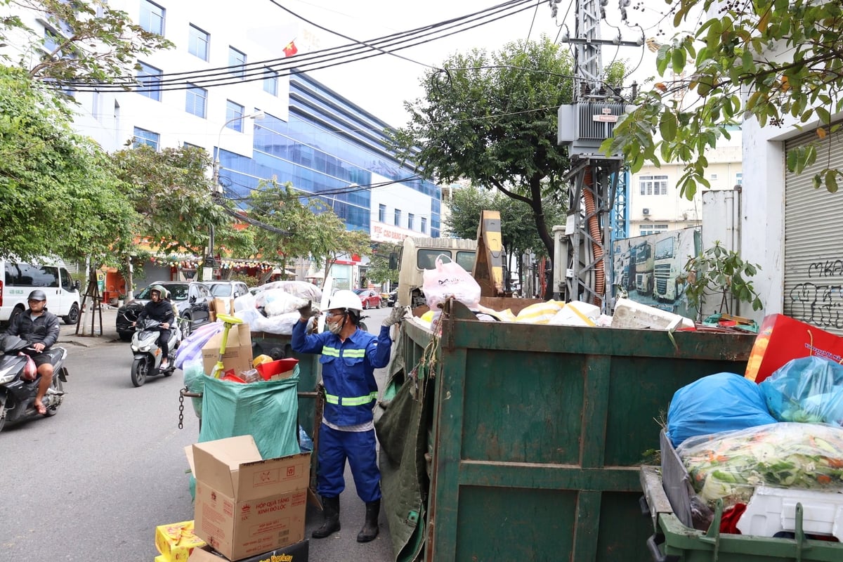 Đơn giá thu gom rác lỗi thời, thiếu hụt lao động khiến mỗi công nhân môi trường tại Đà Nẵng phải gánh hơn 8 tấn rác/ngày. Ảnh: L.A.