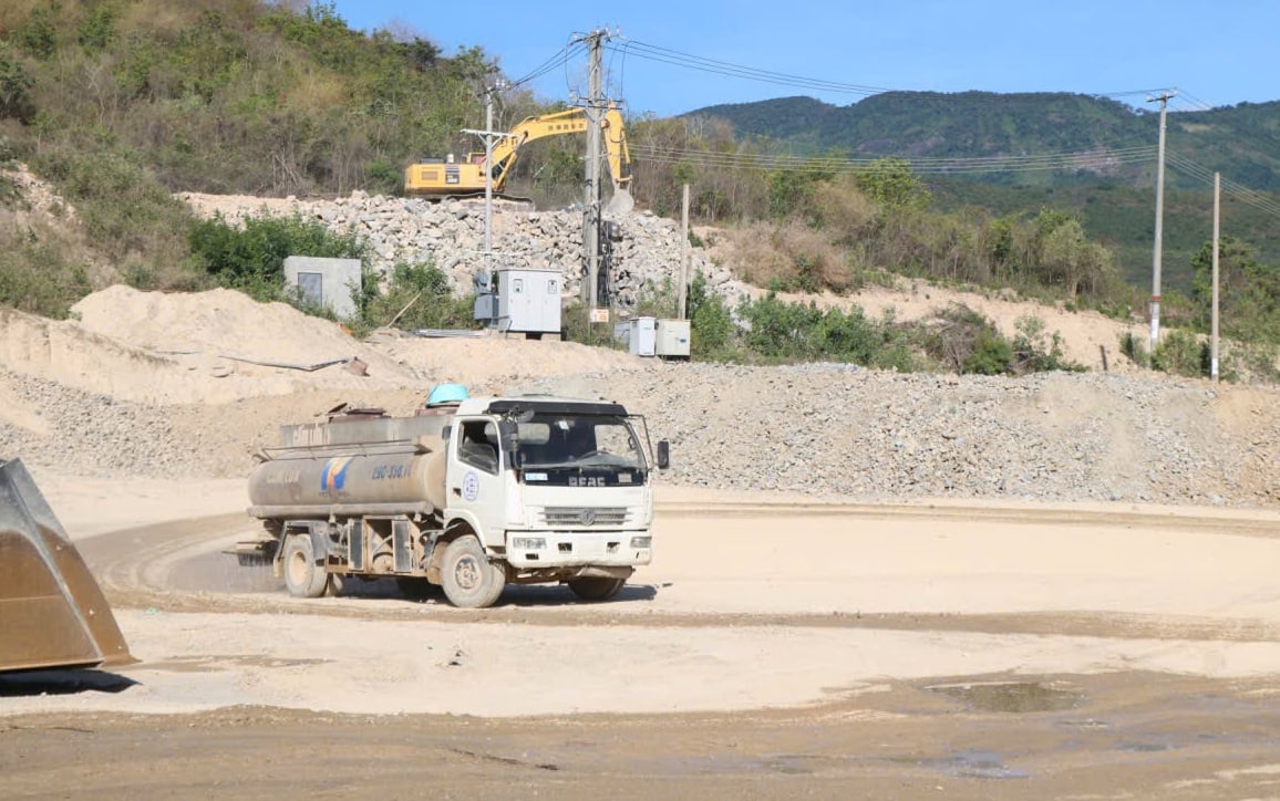 Lãnh đạo Chi cục yêu cầu tăng cường ngay các biện pháp giảm thiểu bụi tại chỗ một cách nghiêm túc. Ảnh: KS.