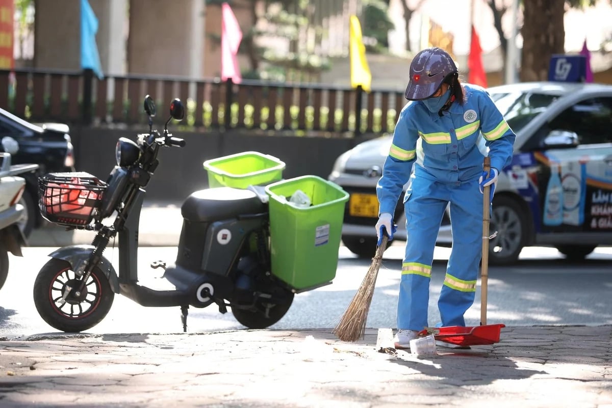 Công nhân vệ sinh môi trường quét dọn đường phố, góp phần giữ gìn cảnh quan đô thị sạch đẹp trước khung giờ thu gom rác ban đêm. Ảnh: Thu Trang.