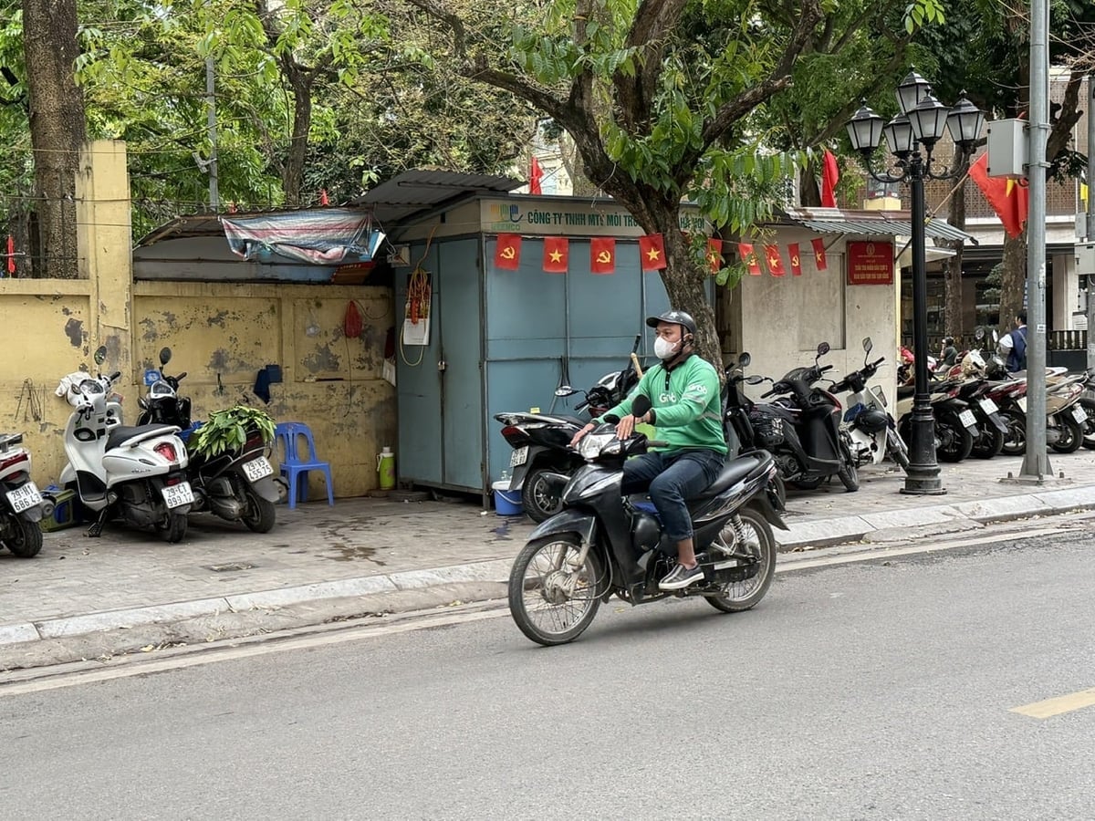 Quy định thu gom rác từ 20h đến 23h hằng ngày giúp hạn chế ùn tắc giao thông vào những khung giờ cao điểm. Ảnh: Mai Đan.