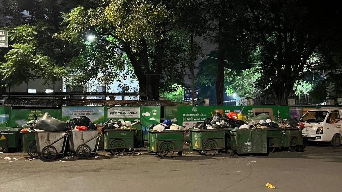 Các xe thu gom rác được tập kết trên địa bàn phường Giảng Võ, bảo đảm đường phố thông thoáng trong giờ cao điểm nhưng cũng cho thấy áp lực dồn vào ca đêm. Ảnh: Thu Trang.