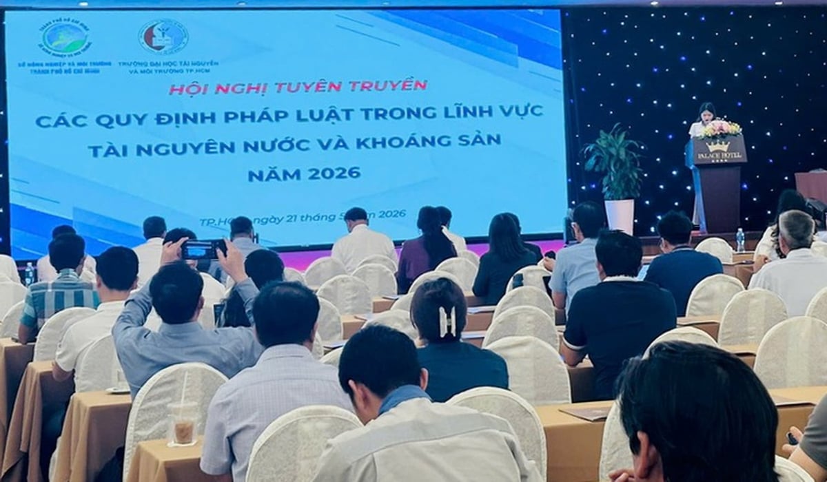 Tại Hội nghị, đại diện Sở Nông nghiệp và Môi trường TP.HCM đã phổ biến một số nội dung mới liên quan đến đăng ký khai thác tài nguyên nước; các quy định mới trong hoạt động khoáng sản. Ảnh: Ban tổ chức.