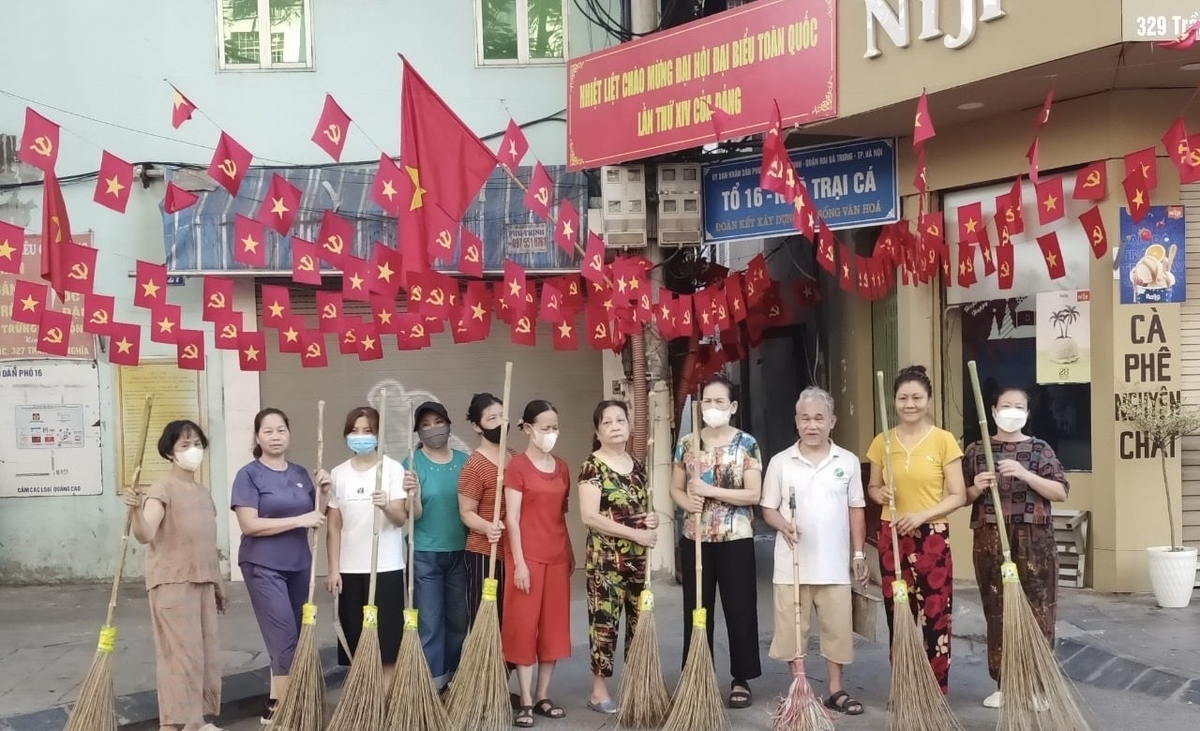 Người dân Tổ 16 Trương Định cũ quét dọn làm sạch đường phố vào thứ 7 hàng tuần. Ảnh: Lan Chi.