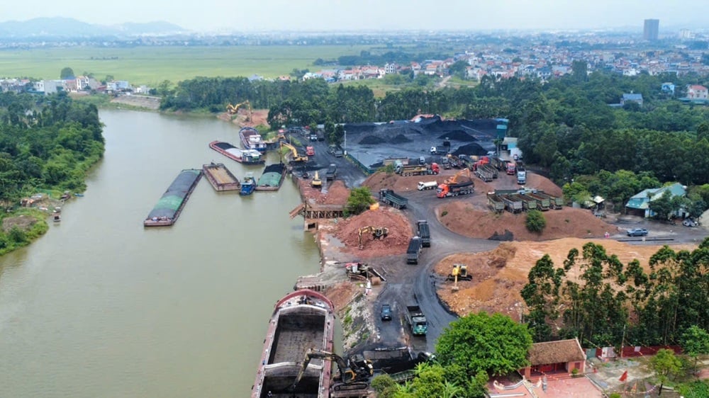 Hình ảnh bến bãi trái phép trên sông Thương tại phường Tân Tiến, tỉnh Bắc Ninh. Ảnh: Phạm Thiệu.