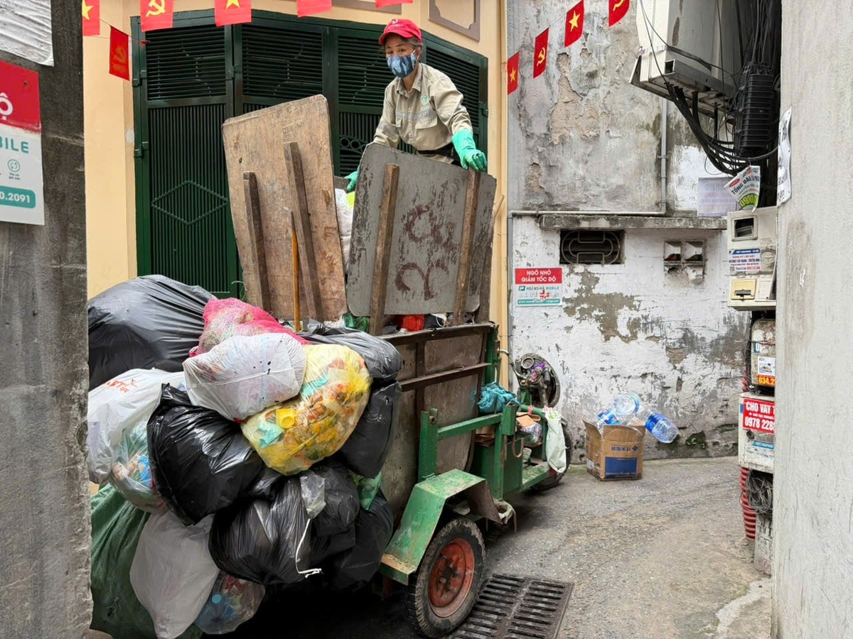 Phường Tương Mai tiếp tục đối mặt bài toán duy trì hiệu quả thu gom rác trong khung giờ mới tại địa bàn đông dân cư, nhiều ngõ nhỏ và lượng rác phát sinh lớn mỗi ngày. Ảnh: Mai Đan.