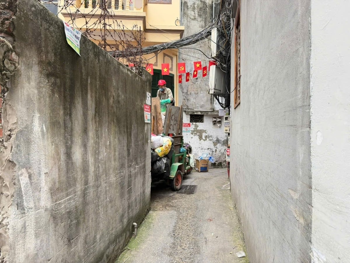 Về phương án thu gom rác theo khung giờ mới từ 20h đến 23h hằng ngày, phường Tương Mai đang triển khai theo lộ trình từng bước để người dân dần thích nghi. Ảnh: Mai Đan.