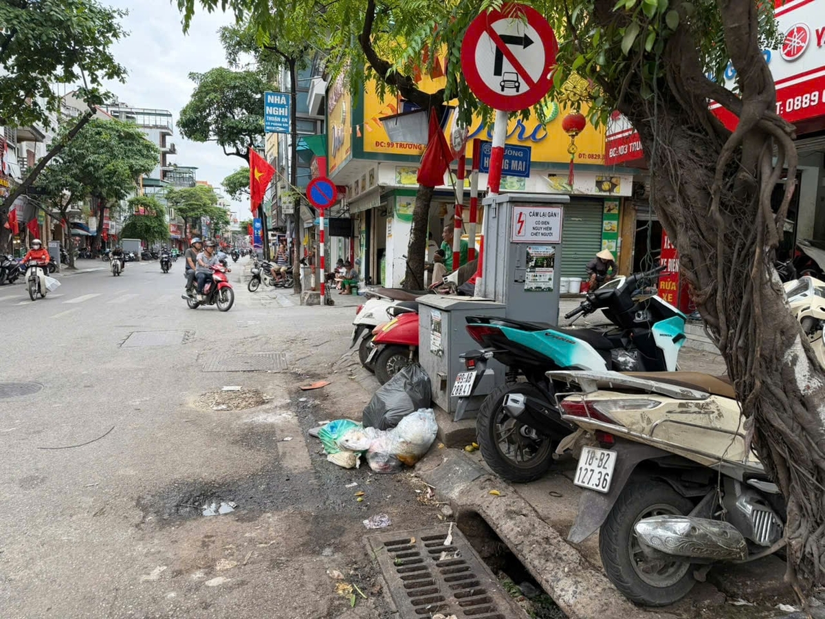 Nếu người dân tiếp tục bỏ rác sai giờ thì nguy cơ tái hình thành các điểm tồn đọng rác vẫn có thể xảy ra. Ảnh: Mai Đan.