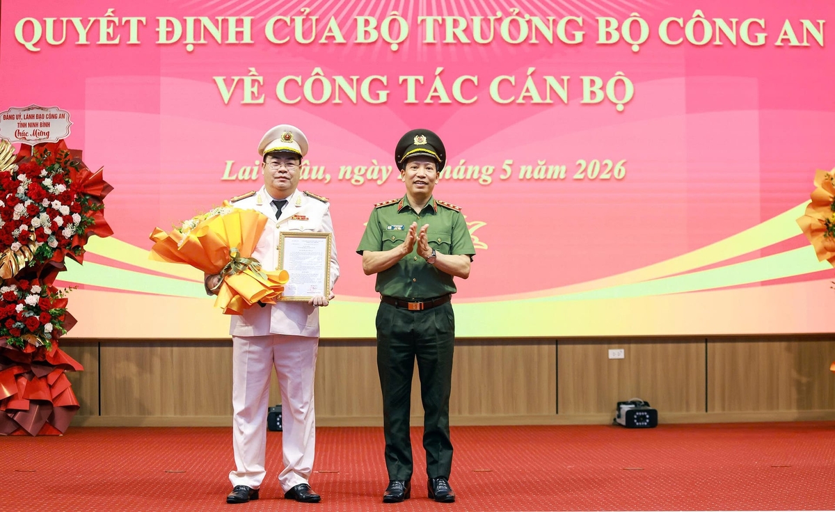 Thượng tướng Lê Văn Tuyến, Ủy viên Trung ương Đảng, Thứ trưởng Bộ Công an trao quyết định và chúc mừng Đại tá Bùi Quyết Toán trên cương vị mới. Ảnh: Khổng Hà. 