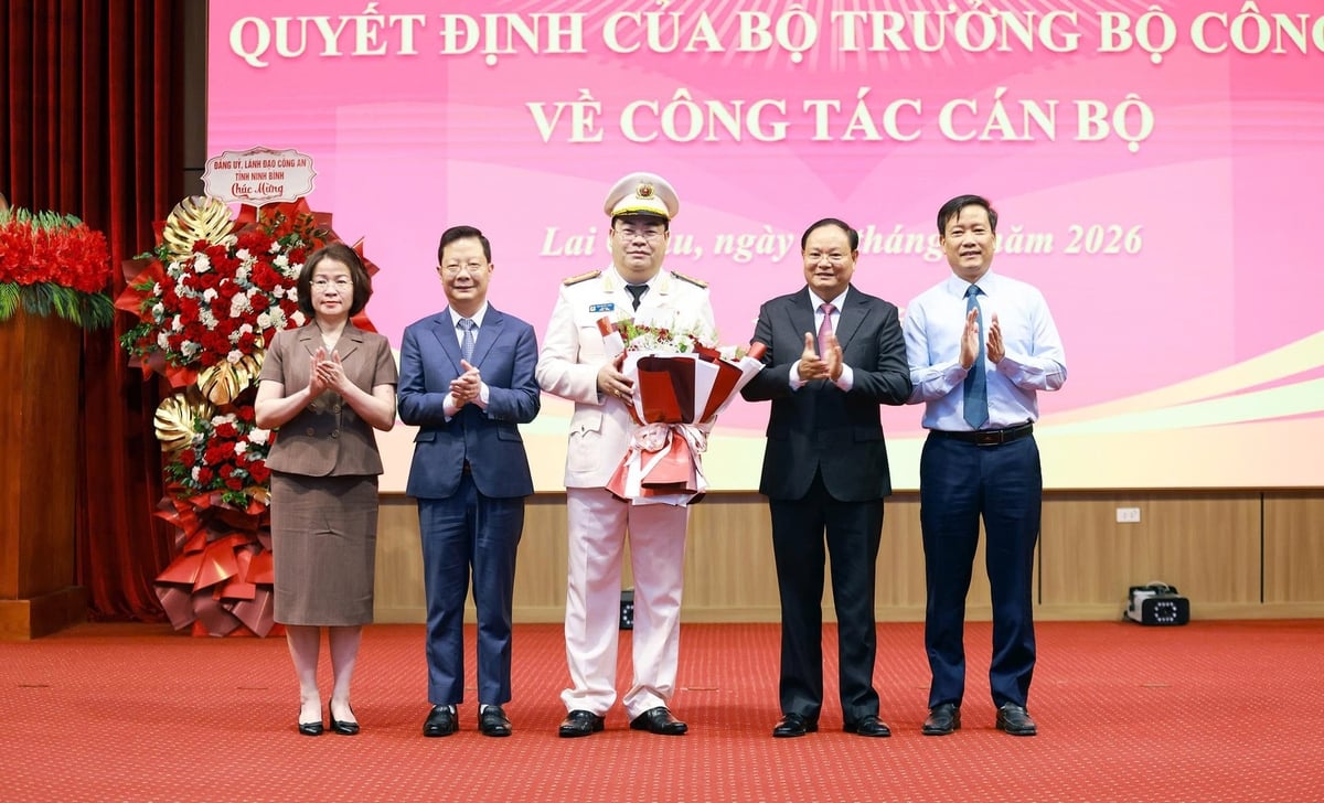 Đồng chí Lê Minh Ngân, Ủy viên Trung ương Đảng, Bí thư Tỉnh ủy Lai Châu cùng đại diện lãnh đạo các các sở, ngành của tỉnh tặng hoa chúc mừng tân Giám đốc công an tỉnh Lai Châu. Ảnh: Khổng Hà. 