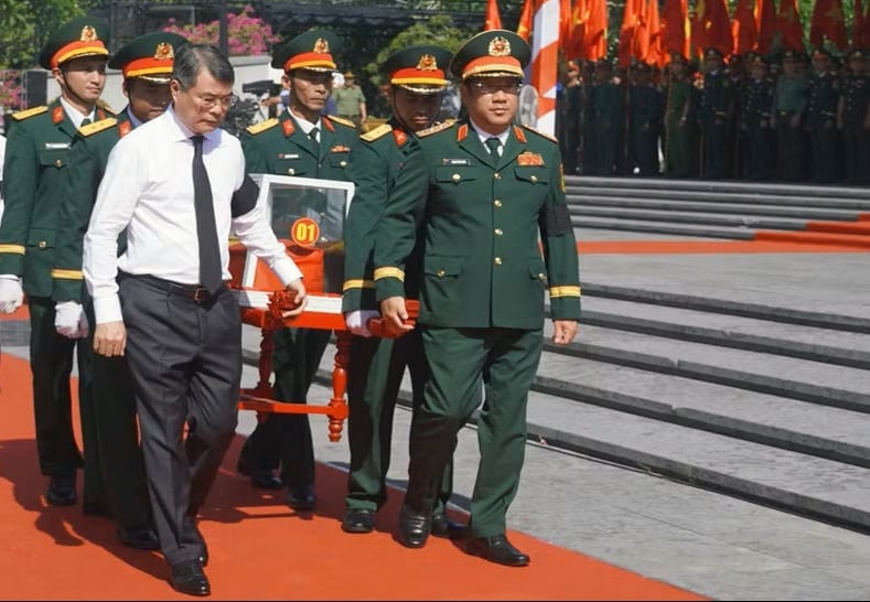  Thủ tướng Lê Minh Hưng và Thượng tướng Phạm Hoài Nam, Thứ trưởng Bộ Quốc phòng cùng di chuyển hài cốt Liệt sĩ đầu tiên ra khu an táng. Ảnh: UBND tỉnh Quảng Trị.