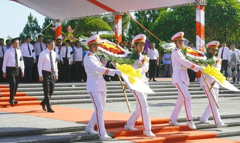 Lễ truy điệu và an táng 28 hài cốt Liệt sĩ được tổ chức trang nghiêm, thể hiện tấm lòng biết ơn, đạo lý uống nước nhớ nguồn của dân tộc. Ảnh: UBND tỉnh Quảng Trị.