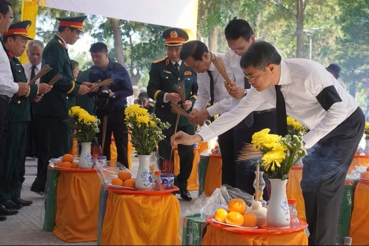 Thủ tướng Lê Minh Hưng dâng hương, dâng hoa các Anh hùng Liệt sĩ tại Nghĩa trang Liệt sĩ Quốc gia Trường Sơn và Di tích Quốc gia đặc biệt Thành cổ Quảng Trị. Ảnh: UBND tỉnh Quảng Trị.