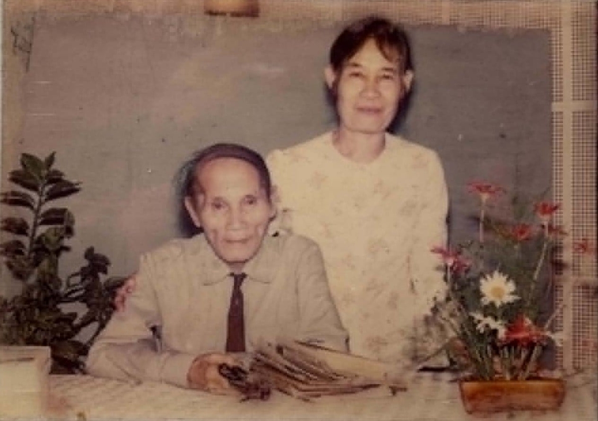 Nhà thơ Lưu Trọng Lư và người vợ tào khang Tôn Nữ Lệ Minh. Ảnh: TL