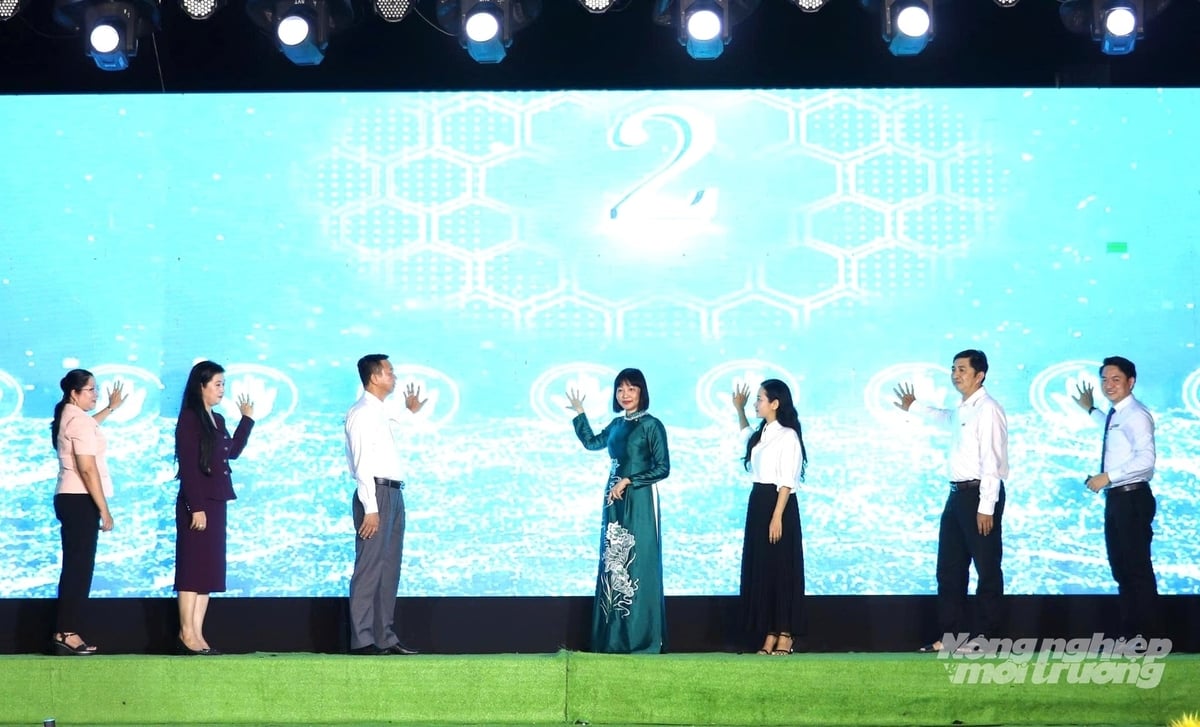Ngày hội Du lịch, ẩm thực kết hợp Hội chợ Xúc tiến thương mại, sản phẩm OCOP - Rạch Giá, An Giang lần thứ II năm 2026 chính thức được khai mạc vào tối 22/5. Ảnh: Trung Chánh.