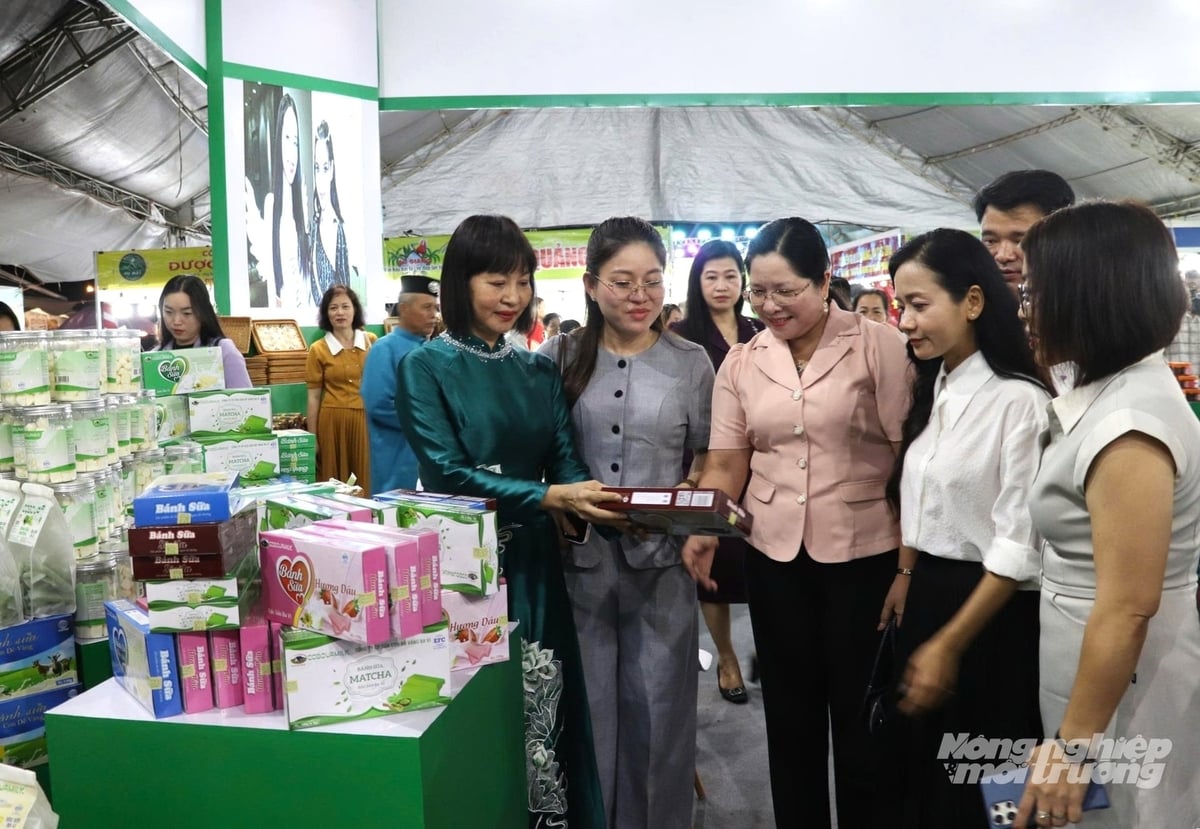 Khách tham quan, tìm hiểu sản phẩm trưng bày tại Ngày hội Du lịch, ẩm thực kết hợp Hội chợ Xúc tiến thương mại, sản phẩm OCOP - Rạch Giá, An Giang lần thứ II năm 2026. Ảnh: Trung Chánh.