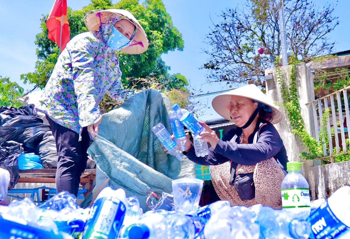 Sau 5 năm triển khai, Dự án TVA đã tạo nên những chuyển biến tích cực trong công tác quản lý chất thải rắn, giảm nhựa tại Huế. Ảnh: Văn Dinh.