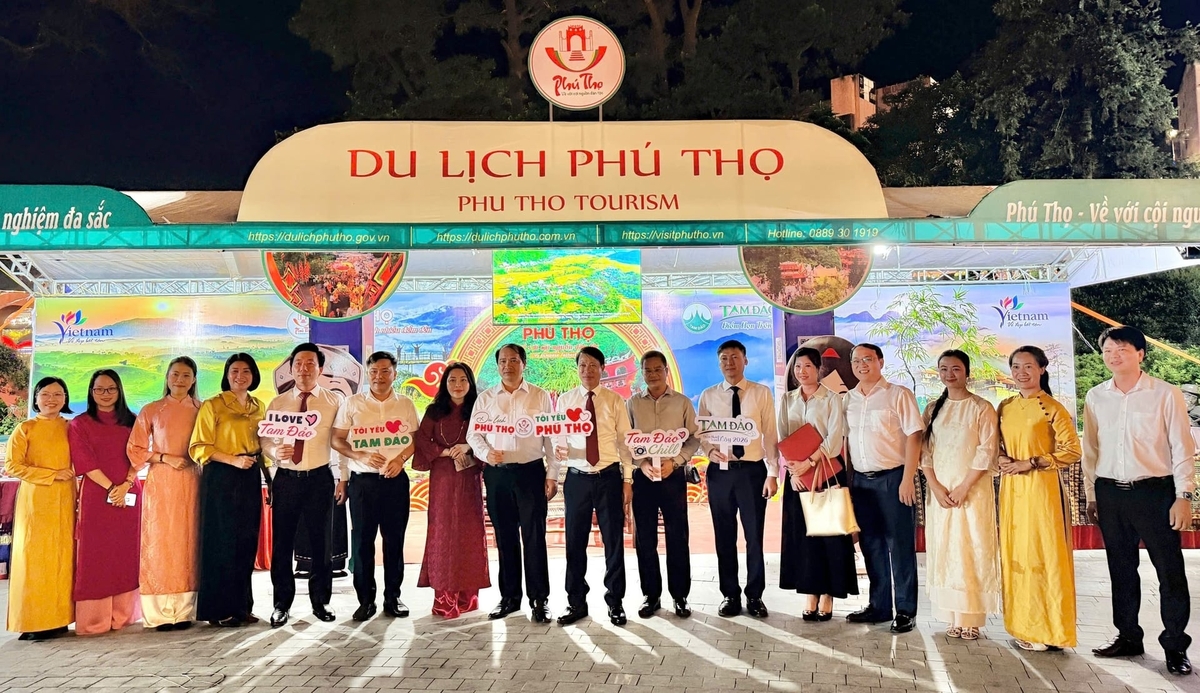 Các đại biểu và Ban tổ chức chụp ảnh lưu niệm tại lễ hội. Ảnh: Đàm Hằng. 