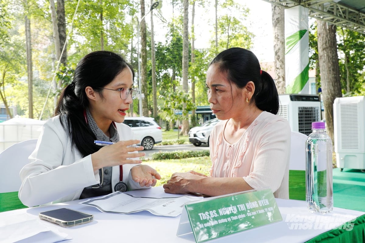 Người dân được tư vấn sức khỏe miễn phí. Ảnh: Nguyễn Thủy.