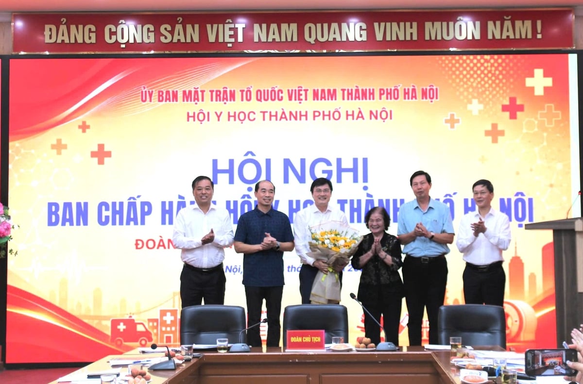 TS.BS Nguyễn Trọng Diện, Giám đốc Sở Y tế Hà Nội, được tín nhiệm bầu bổ sung vào Ban Chấp hành và làm Chủ tịch Hội Y học thành phố lần thứ VII, nhiệm kỳ 2022-2027. Ảnh: SYT.