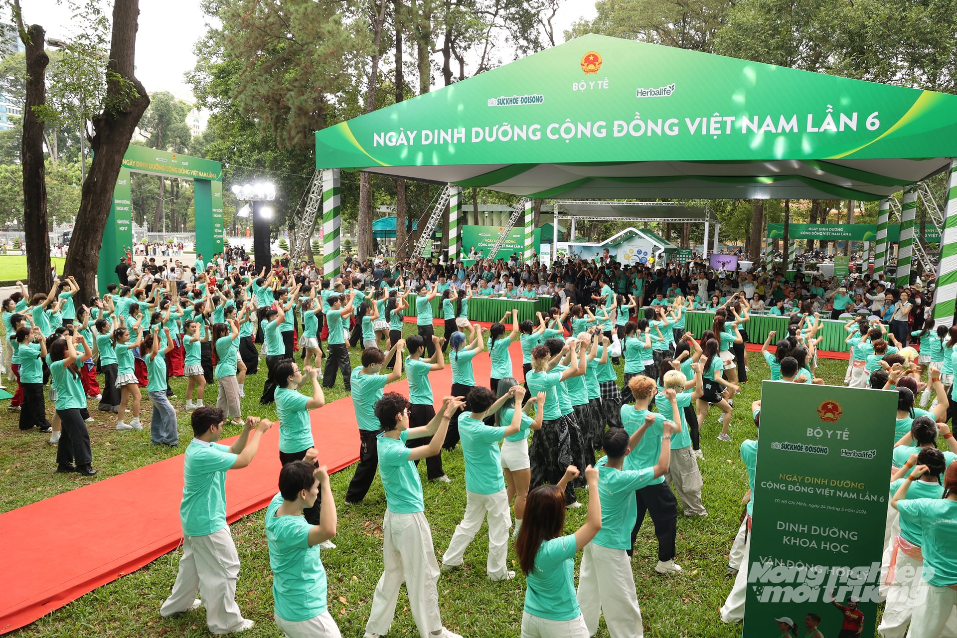 Phần thi vận động, 20 đội chơi mang đến những màn biểu diễn vận động tập thể sôi động, trẻ trung như zumba, aerobic, thể dục... Ảnh: Nguyễn Thủy.