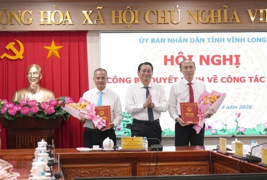 Lãnh đạo tỉnh Vĩnh Long tặng hoa chúc mừng các cán bộ được điều động, bổ nhiệm. Ảnh: Hồ Thảo.