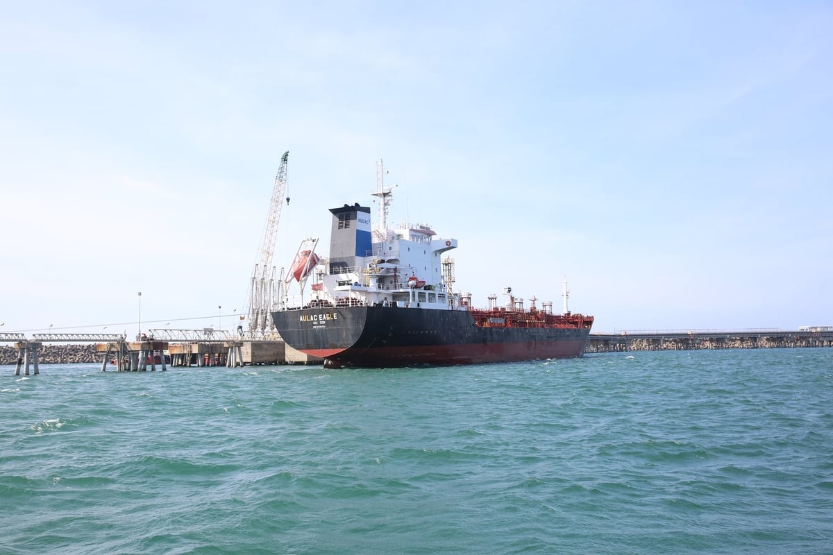 Tàu Âu Lạc Eagle của Tổng Công ty Thương mại Xuất nhập khẩu Thanh Lễ vào nhận hàng xăng E10 RON95 tại cảng Jetty NMLD Dung Quất. Ảnh: BSR.