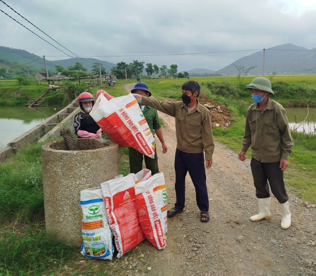 Hội Nông dân các cấp đã triển khai mô hình thu gom bao bì thuốc BVTV trên những cánh đồng. Ảnh: Hội Nông dân.