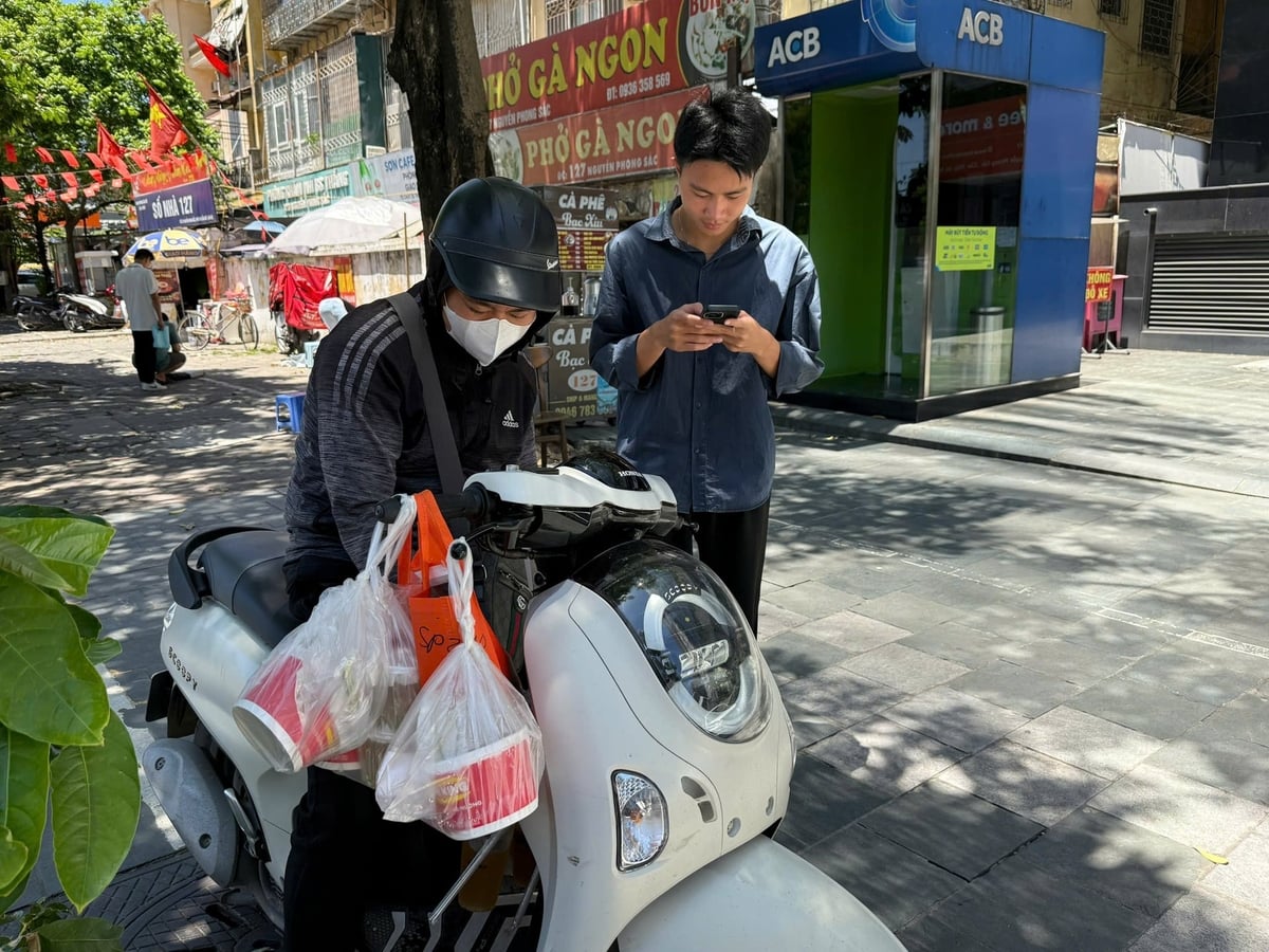 Nhu cầu giao đồ ăn tăng cao vào khung giờ trưa, nhiều bạn trẻ gom đơn mua chung để tiết kiệm do chi phí giao đồ ăn cao hơn. Ảnh: Trung Nguyên. 