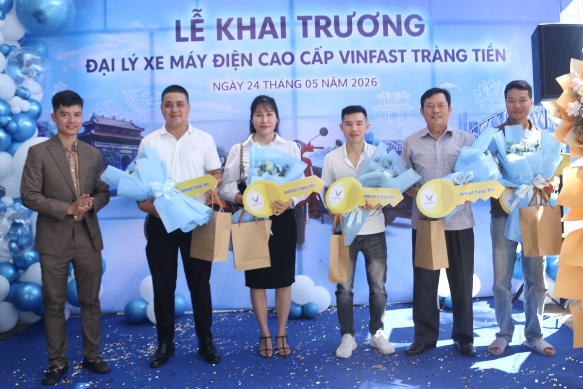 Trao chìa khóa vàng và quà tặng cho những khách hàng tiên phong. Ảnh: Văn Dinh.