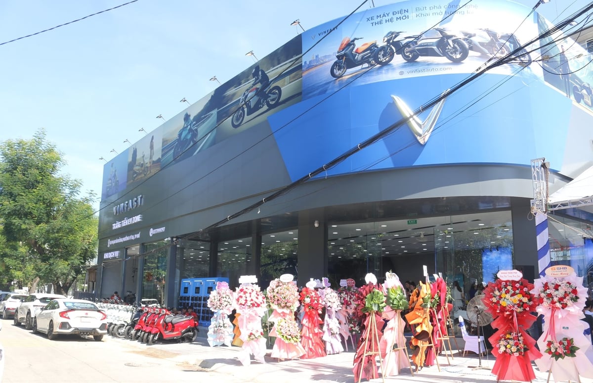 Đây là cửa hàng xe máy điện cao cấp đầu tiên của VinFast tại Việt Nam. Ảnh: Văn Dinh.