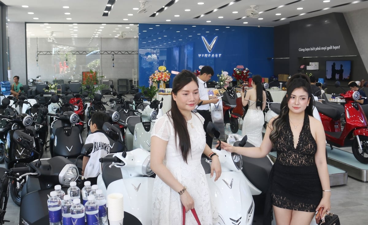 Khách hàng trải nghiệm các dòng xe máy điện cao cấp VinFast. Ảnh: Văn Dinh.