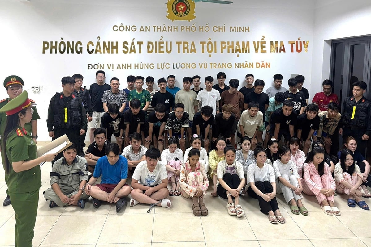 Cảnh sát đột kích, trấn áp dân chơi ma túy trong bar Revo, khởi tố 50 người. Ảnh: Công an TP.HCM.
