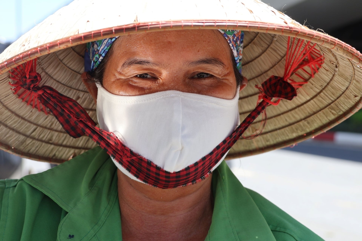 Bà Nguyễn Thị Dung, công nhân vệ sinh môi trường chia sẻ về sự vất vả khi phải làm việc trong môi trường nắng nóng gay gắt của Thủ đô mấy ngày gần đây. Ảnh: Trung Nguyên. 