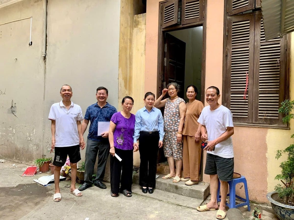 Bà Trần Thị Thu Hà, Phó Bí thư Thường trực Đảng ủy (áo xanh, đứng chính giữa) cùng đại diện Ban Công tác Mặt trận phường Thanh Xuân thăm, động viên các gia đình diện GPMB. Ảnh: Quyết Thắng.