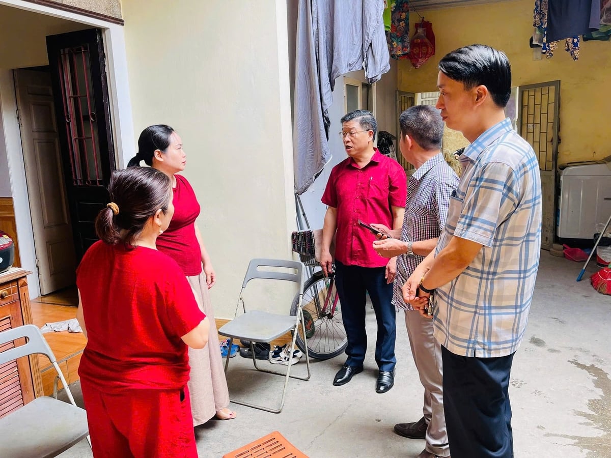 Lãnh đạo Ủy ban MTTQ phường Thanh Xuân trực tiếp tham gia tuyên truyền, vận động người dân thuộc diện thu hồi đất. Ảnh: Quyết Thắng.