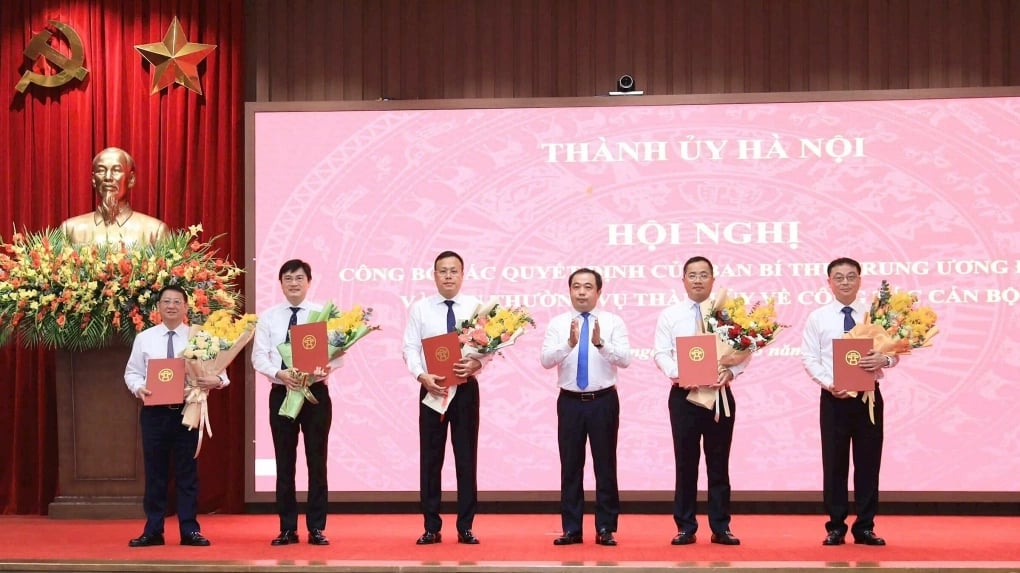 Bí thư Thành ủy Hà Nội Trần Đức Thắng trao quyết định của Ban Bí thư Trung ương Đảng về công tác cán bộ và tặng hoa chúc mừng các cá nhân nhận nhiệm vụ mới. Ảnh: Quang Thái.