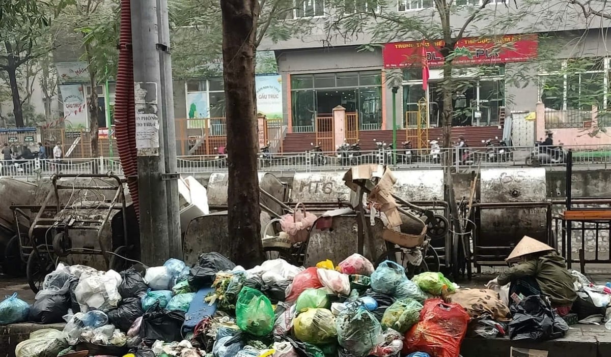 'Điểm đen' rác thải tại phố Trần Đại Nghĩa thuộc Tổ dân phố 16 Trương Định cũ (phường Tương Mai) trước khi được xóa bỏ. Ảnh: Mai Đan. 