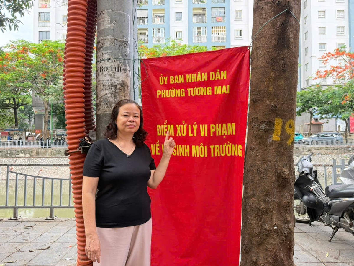 Theo bà Nguyễn Thị Huyền Linh, Tổ trưởng Tổ dân phố 16 Trương Định cũ (phường Tương Mai), sau hơn một năm triển khai đồng bộ nhiều giải pháp, cả 4 điểm đen rác thải tại tổ dân phố này đều đã được xóa bỏ. Ảnh: Mai Đan. 