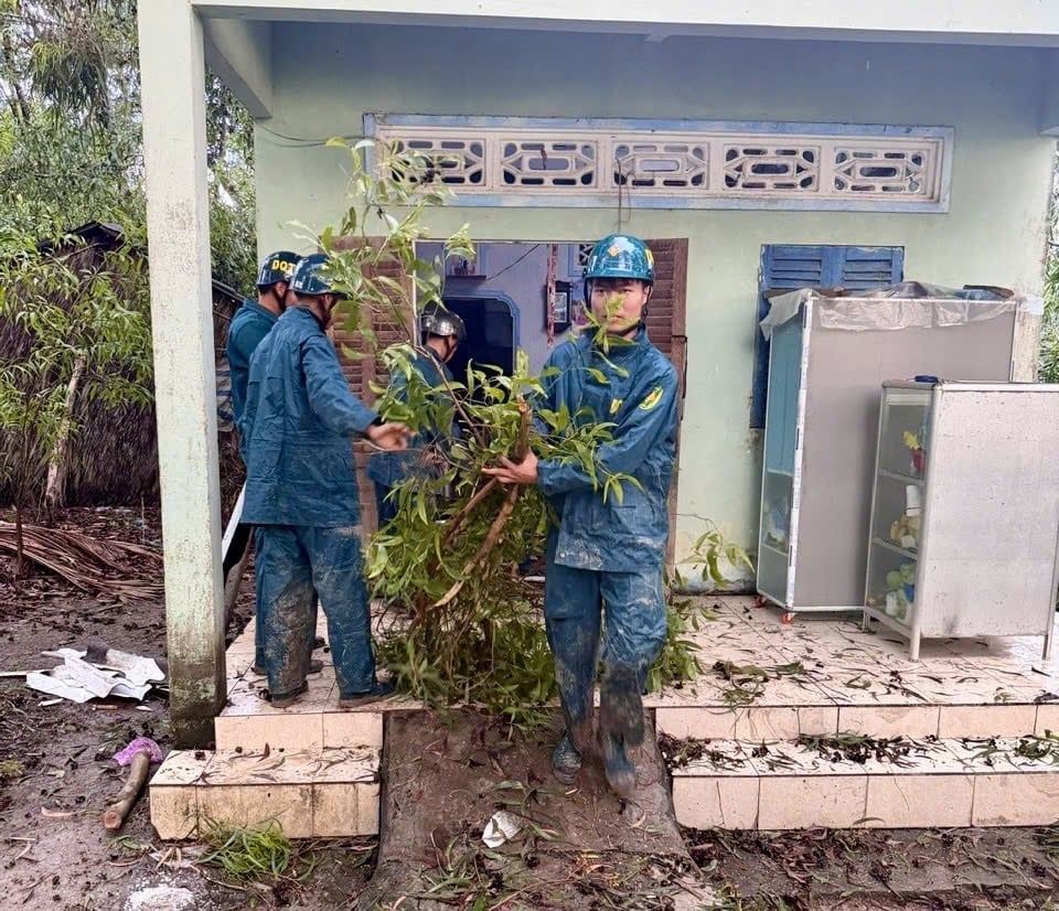 Giông lốc làm nhiều căn nhà của hộ dân tại xã Phong Thạnh và phường Giá Rai (tỉnh Cà Mau) bị tốc mái. Ảnh: Ban CHQS phường Giá Rai.