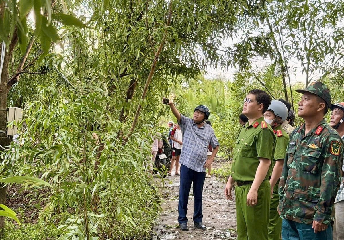 Lãnh đạo Phường Giá Rai trực tiếp xuống hiện trường chỉ đạo các lực lượng chức năng triển khai phương án hỗ trợ người dân khắc phục hậu quả thiên tai. Ảnh: Ban CHQS phường Giá Rai.