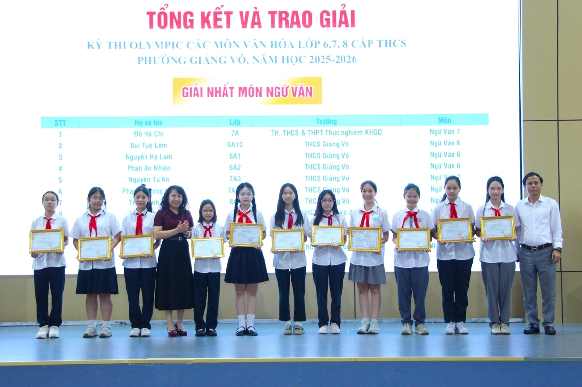 Bà Lê Thị Thu Hà, Phó Chủ tịch UBND phường Giảng Võ và ông Phạm Thanh Hà, Trưởng phòng Văn hóa - Xã hội phường Giảng Võ trao chứng nhận cho các học sinh đạt giải Nhất môn Ngữ văn tại Kỳ thi Olympic cấp THCS. Ảnh: Mai Đan.