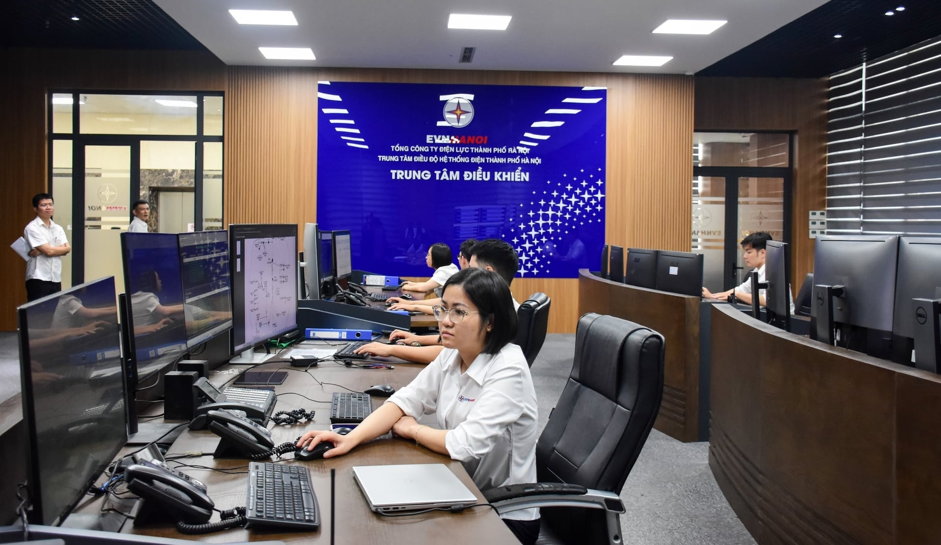 Trung tâm điều độ của EVNHANOI hoạt động liên tục 24/24h. Tại đây, mọi thông số vận hành của hệ thống điện Thủ đô được giám sát theo thời gian thực nhằm kịp thời điều hành phụ tải, xử lý tình huống và bảo đảm cung ứng điện ổn định cho người dân. Ảnh: EVNHANOI.
