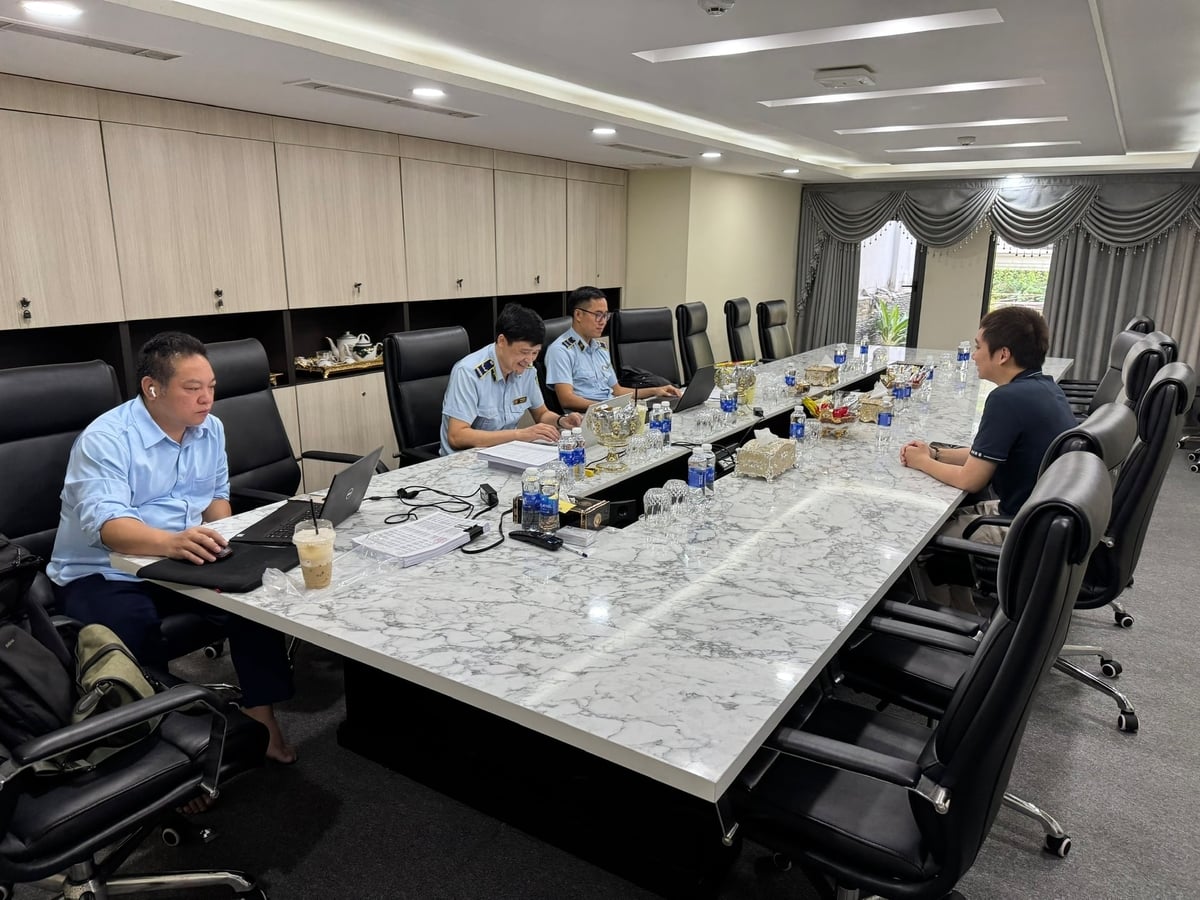 Lực lượng chức năng làm việc với Công ty TNHH Thương mại và Dịch vụ Long Hưng. Ảnh: Cục QLTTTN.