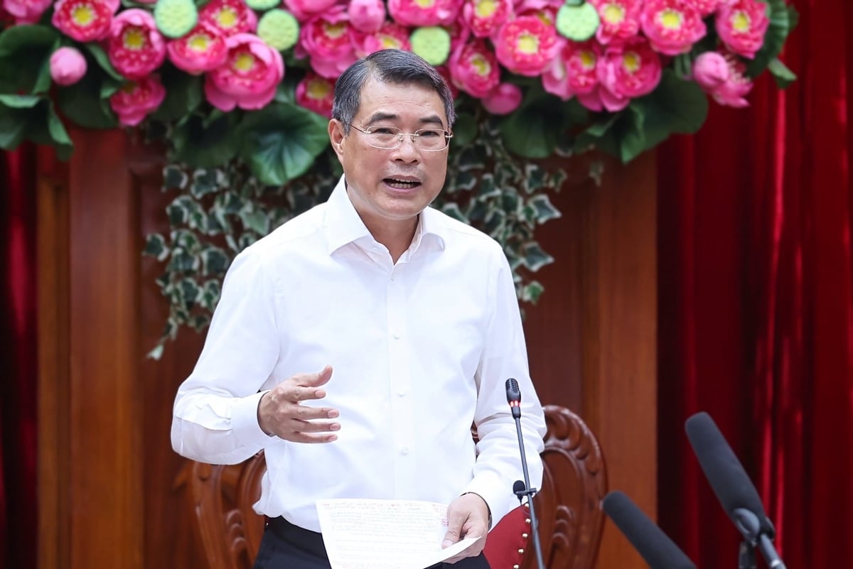 Thủ tướng Lê Minh Hưng ghi nhận, biểu dương những nỗ lực, kết quả đáng khích lệ mà Đảng bộ, chính quyền và nhân dân tỉnh Vĩnh Long đạt được trong thời gian qua. Ảnh: Nhật Bắc. 