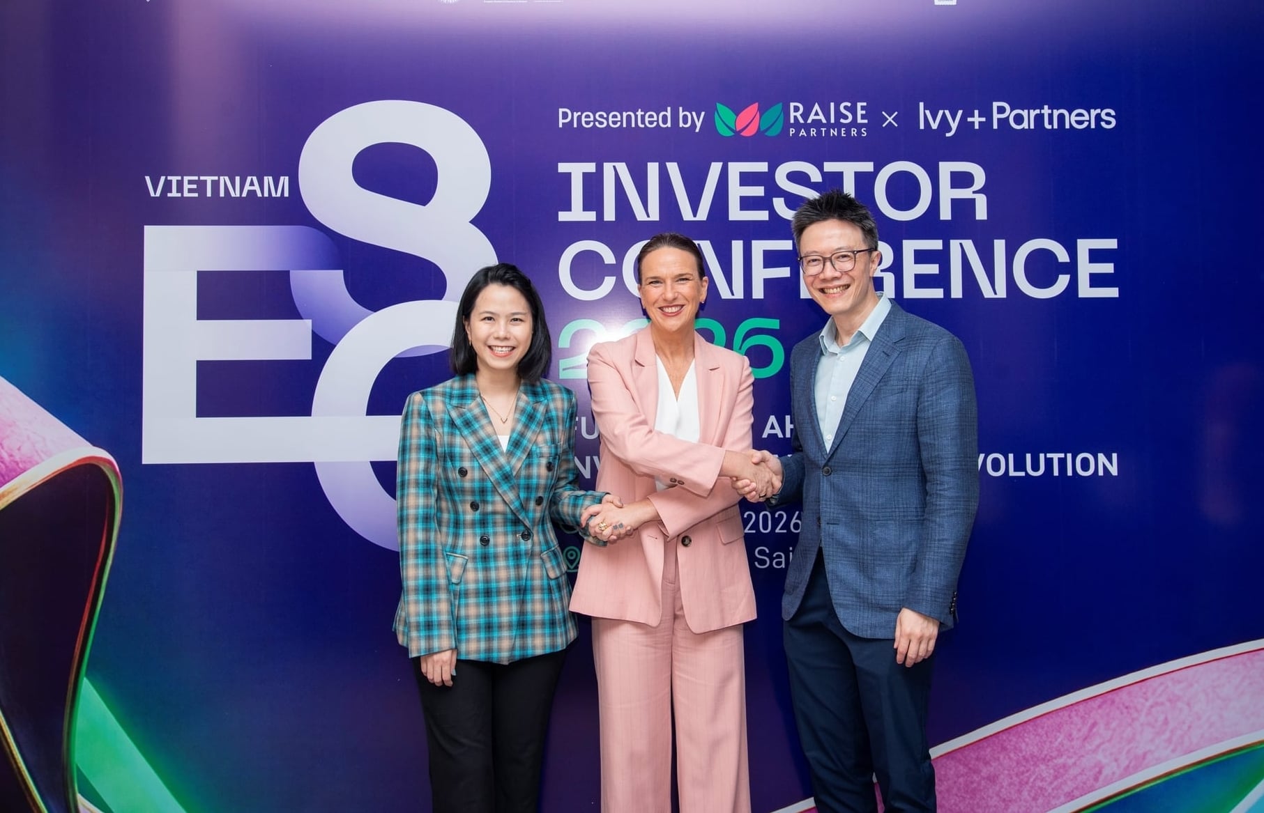 Bà Kate Wallace, Tổng Lãnh sự Australia tại TP.Hồ Chí Minh (giữa) và ông Archer Goh, Đối tác điều hành và Giám đốc Phát triển bền vững của Do Ventures và bà Lê Hoàng Uyên Vy, Đối tác quản lý của Do Ventures. Ảnh: ĐSQ.