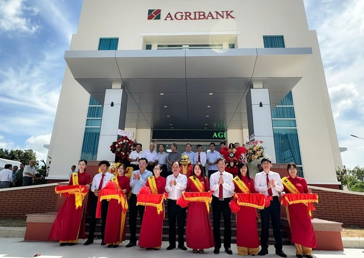 Các đại biểu cắt băng khánh thành Trụ sở Agribank chi nhánh Ba Tri Bến Tre. Ảnh: Minh Khương.