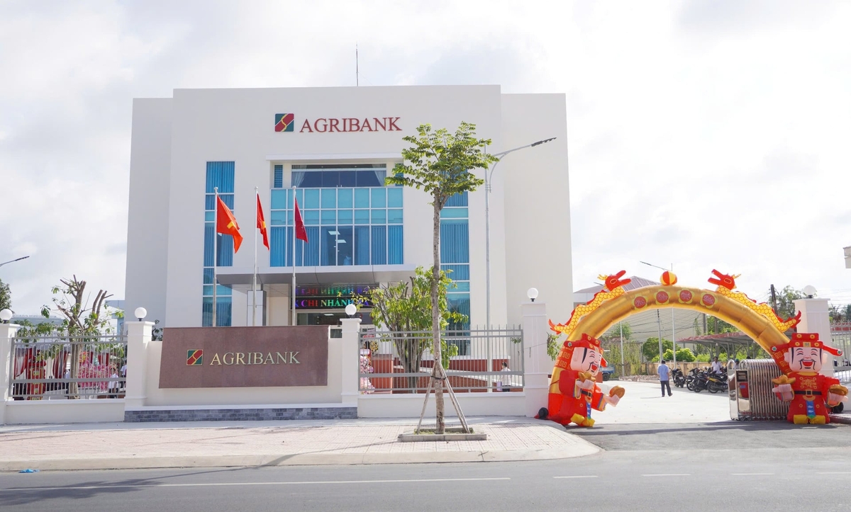Trụ sở Agribank chi nhánh Ba Tri Bến Tre được đầu tư xây dựng khang trang, hiện đại. Ảnh: Minh Khương.
