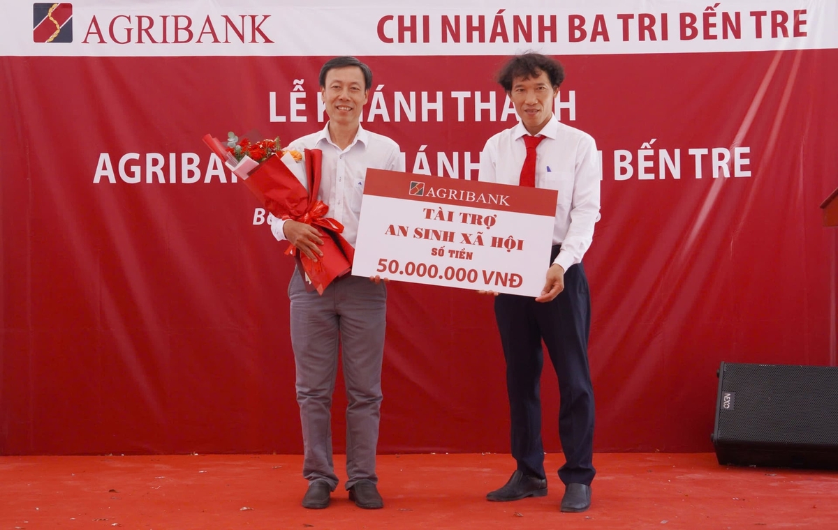 Ông Nguyễn Văn Tám - Giám đốc Agribank chi nhánh Ba Tri Bến Tre trao an sinh xã hội cho xã Ba Tri (tỉnh Vĩnh Long). Ảnh: Minh Khương.