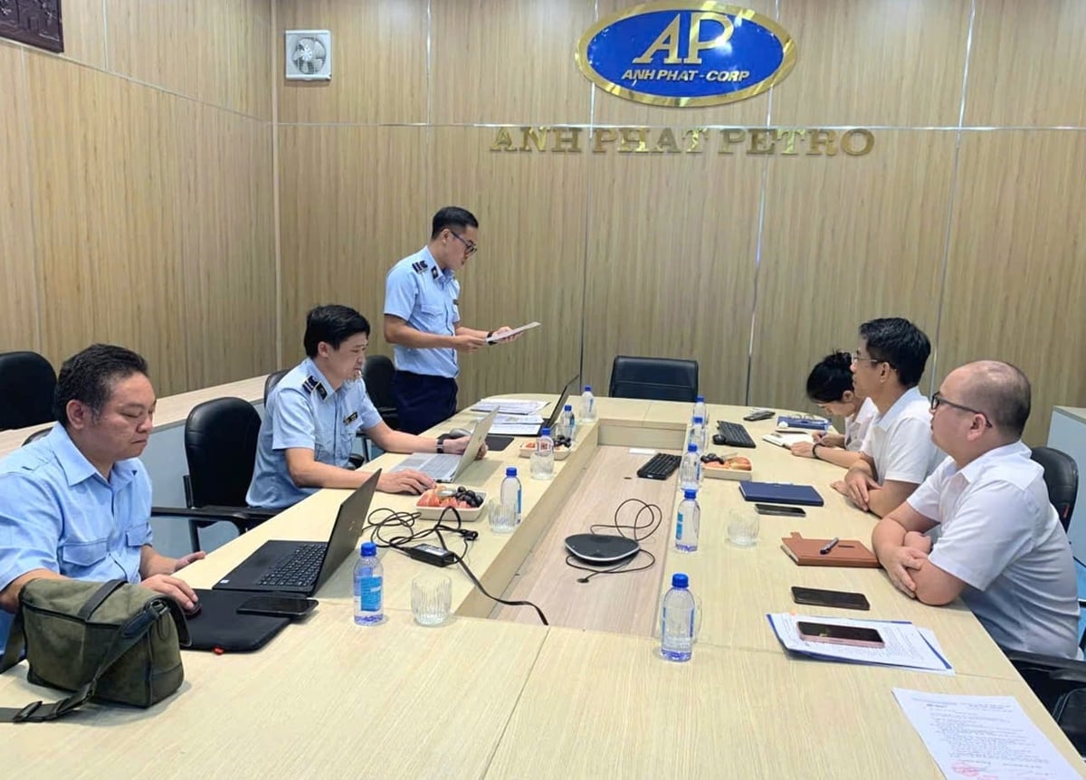 Đoàn công tác của Cục Quản lý và Phát triển thị trường trong nước làm việc, lập biên bản xử phạt Công ty Cổ phần Anh Phát Petro. Ảnh: Cục QLTTTN.