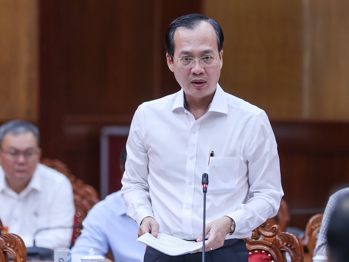 Chủ tịch UBND tỉnh Vĩnh Long Trần Trí Quang báo cáo với Thủ tướng và đoàn công tác. Ảnh: Nhật Bắc. 